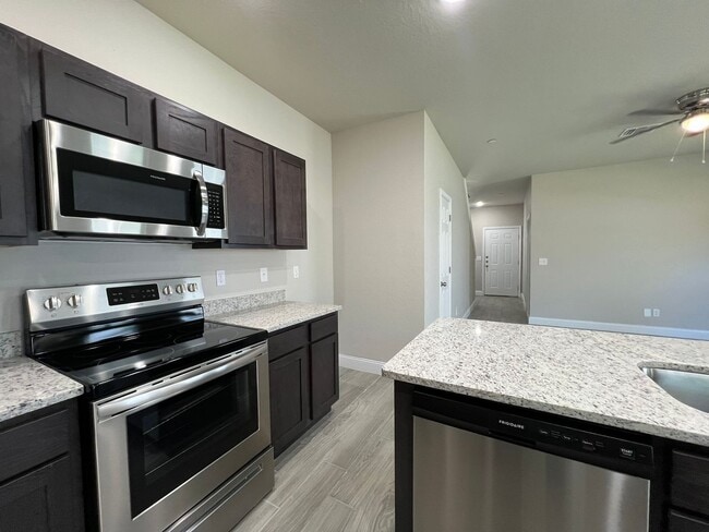 Building Photo - 3-bedroom, 2.5-bathroom townhome in Live Oak!