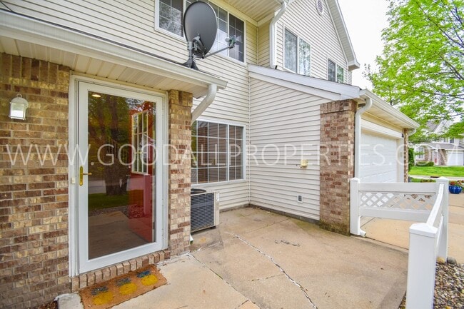 Building Photo - 2 Bedroom 2 Bath Townhome In West Des Moines