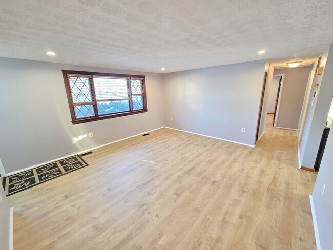 Building Photo - Charming 2-Level, 3 Bed 2 Bath Home In Much Sought After Chalet Woods Location