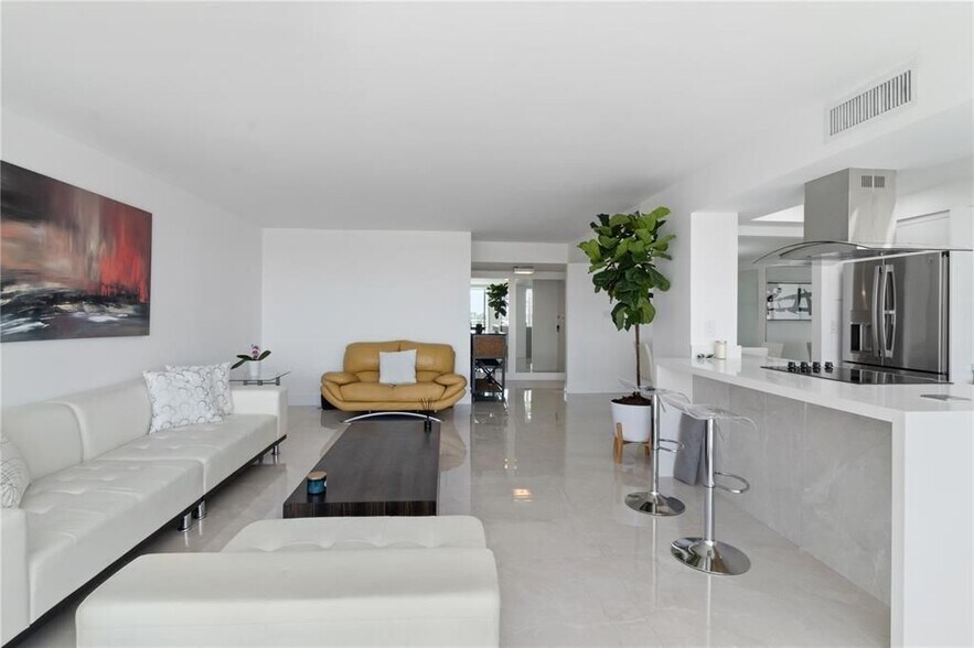 Building Photo - 18081 Biscayne Blvd