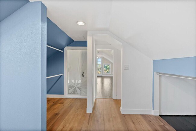 Building Photo - Charming 2-Bed 2-Bath Tacoma Craftsman | S...