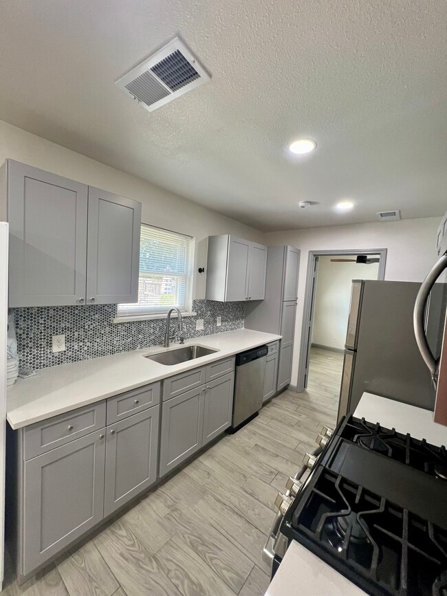 Building Photo - 6012 Highcrest Dr