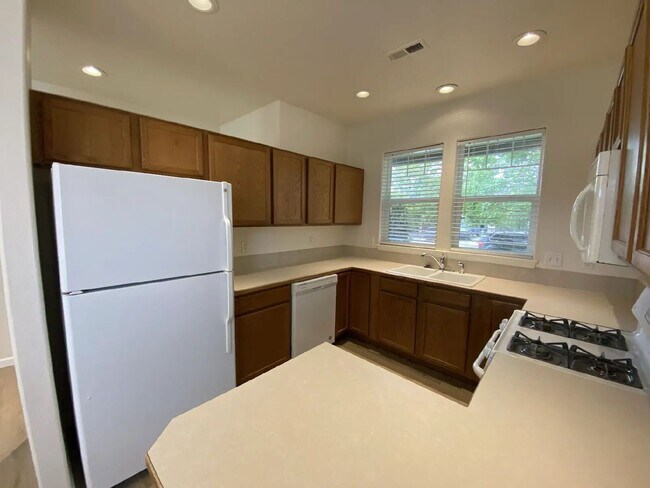 Building Photo - 660 Callahan Dr
