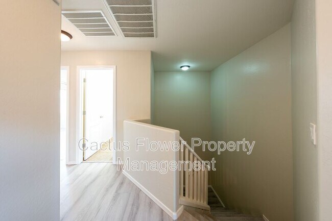 Building Photo - 2721 E Bart St
