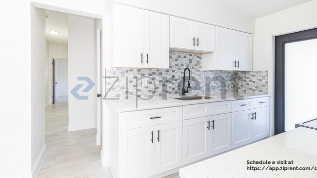 Building Photo - 1105 E South St