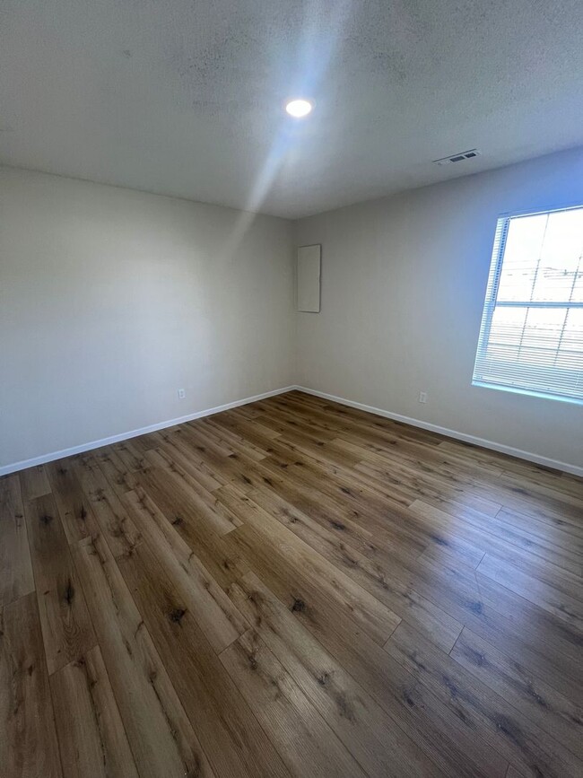 Building Photo - 2511-2511 Carnation Dr