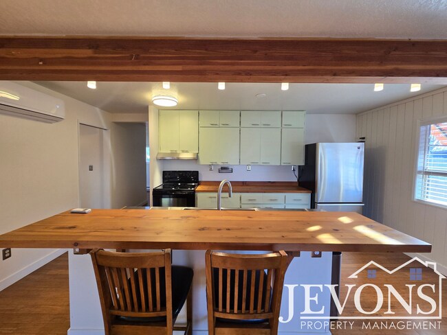 Building Photo - Move-in special: Get $500 off your first month’s rent!