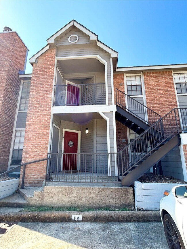 Building Photo - 2402 Sycamore Ave