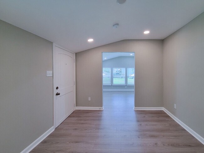 Building Photo - BEAUTIFUL REMODELED 3 BEDROOM 2 BATH IN LA...