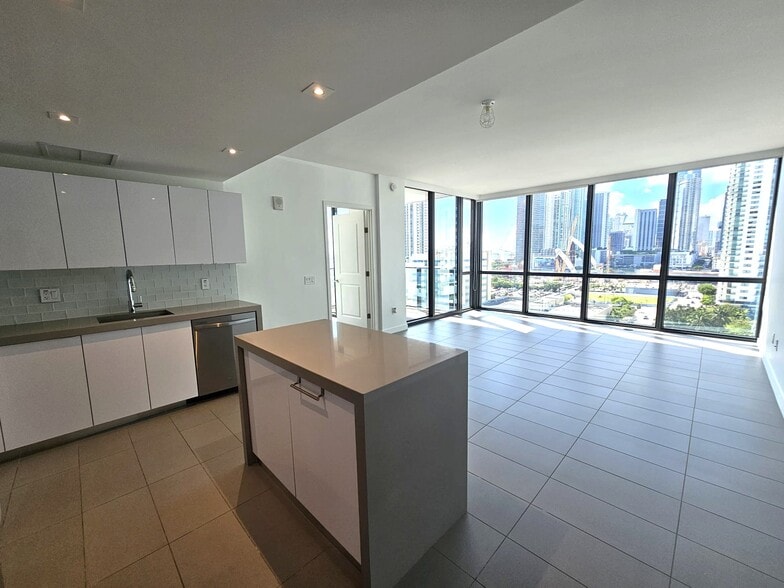 Building Photo - 1600 NE 1st Ave