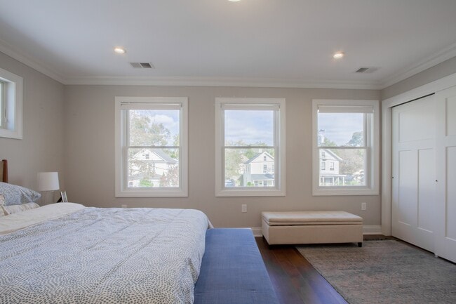 Building Photo - 41 Bank St