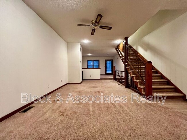 Building Photo - 1419 King Charles Dr