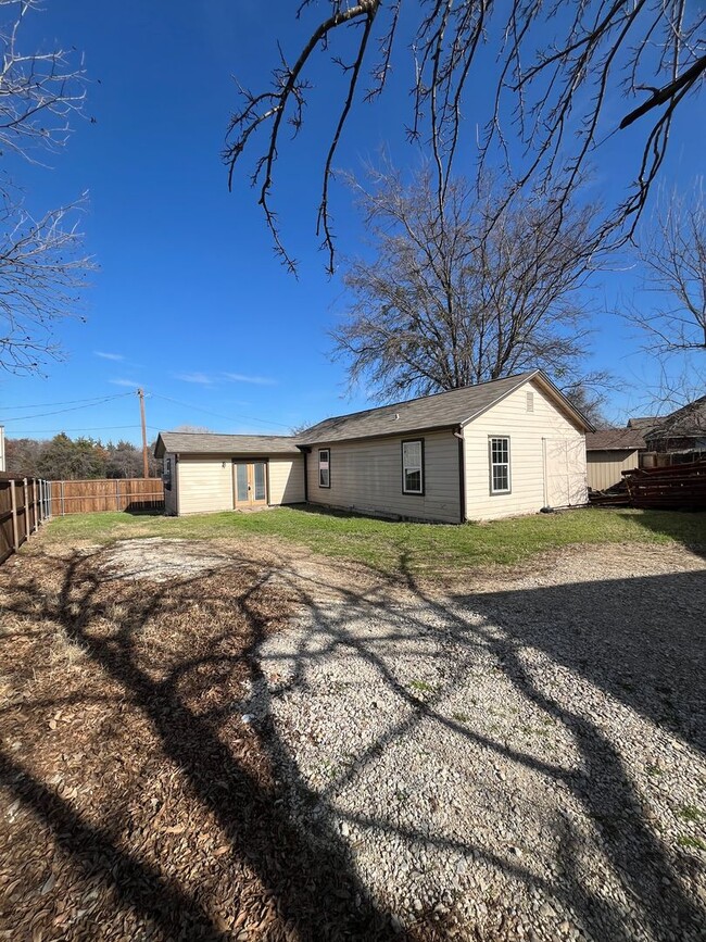 Building Photo - Historic neighborhood - 2/1 - Pets Welcome...