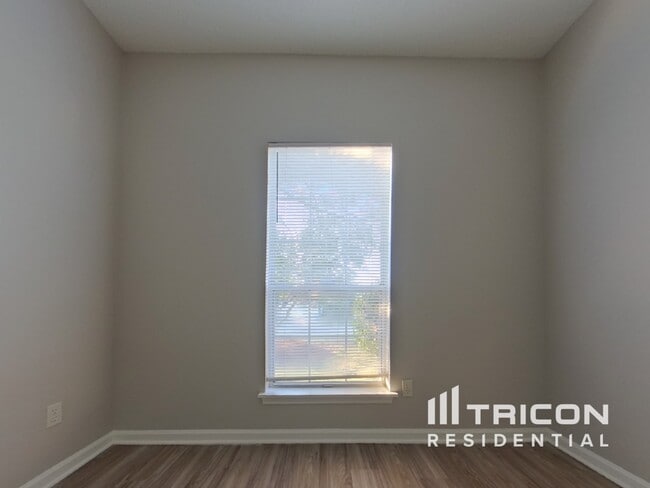 Building Photo - 101 Royal Crest Dr