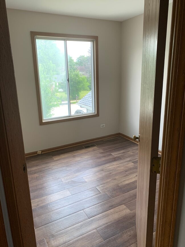 Building Photo - 735 Clearwood Ct