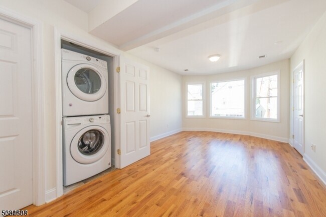 Building Photo - 15 Olyphant Pl