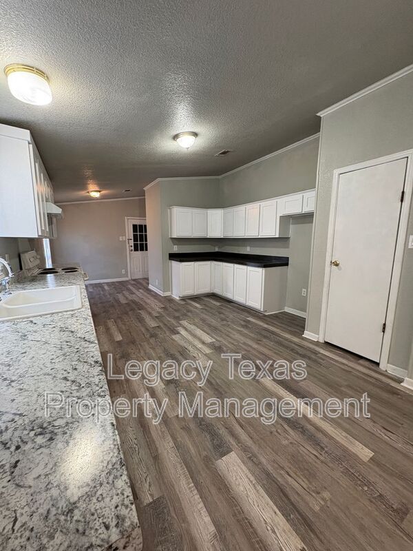 Building Photo - 404 E Westhill Dr
