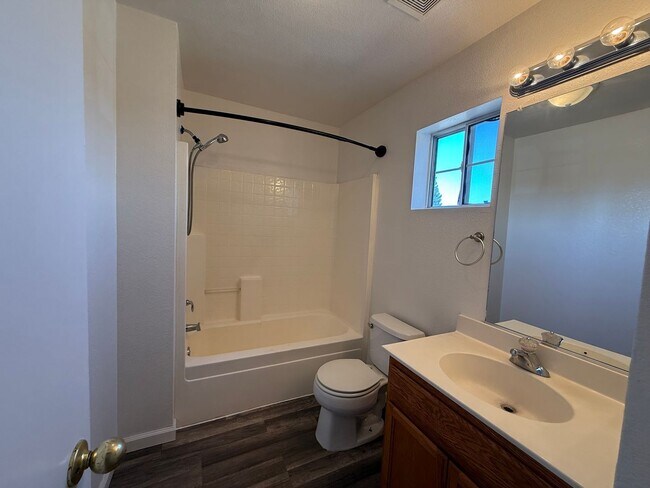 Building Photo - 4-bedroom two story home in Sylvan School ...