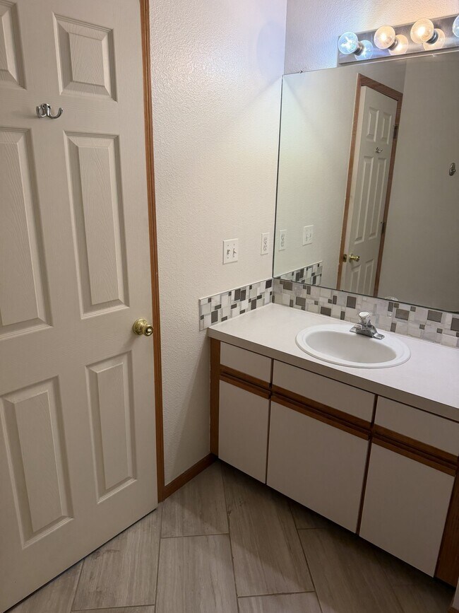 Building Photo - 1637 Westbridge Dr