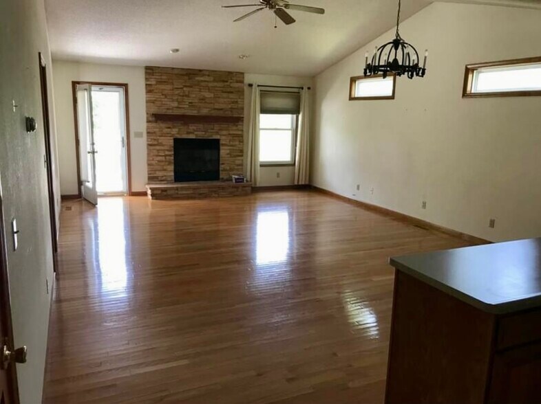 Building Photo - 917 Roddy Rd