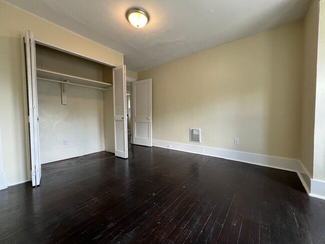 Building Photo - Charming 2-Bedroom Apartment in Castle Sha...