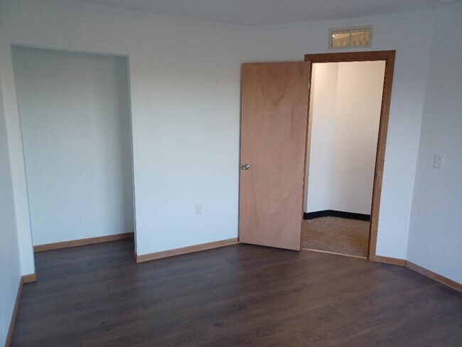 Building Photo - 1850 Lake St