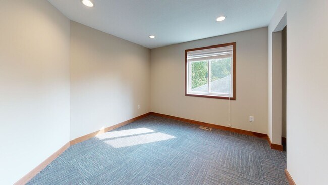 Building Photo - 806 12th Ave SE