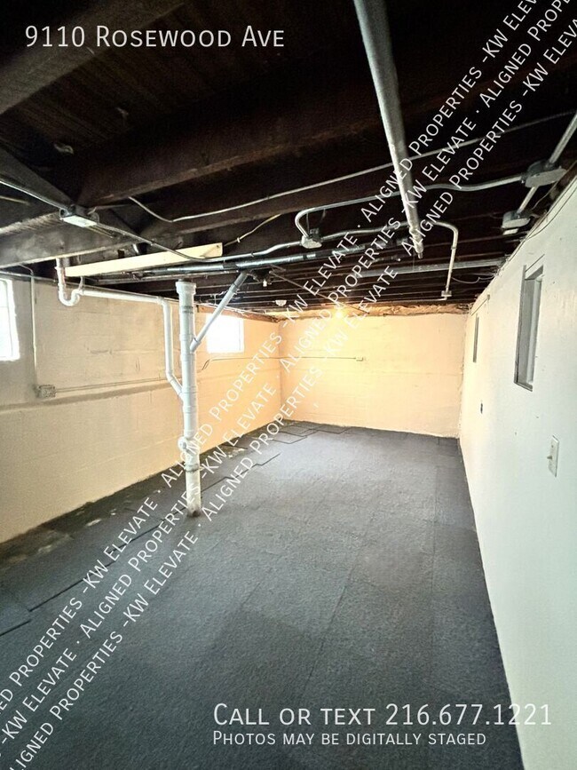 Building Photo - 9110 Rosewood Ave