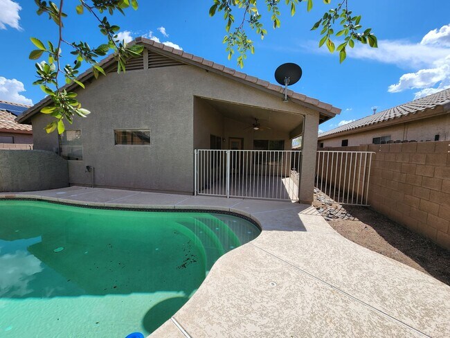 Building Photo - Beautiful 3 Bed/2 Bath with Pool!