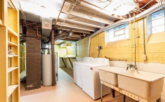 Building Photo - Beautiful spacious cape code move in ready!