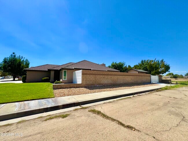 Building Photo - 759 E Ave J6