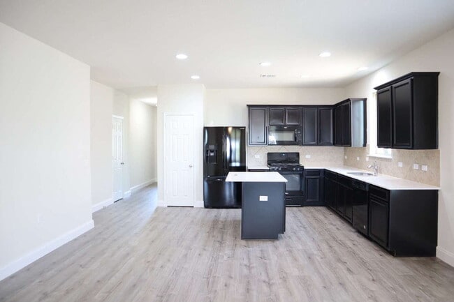Building Photo - "Charming 3-Bed, 2-Bath Oasis in Austin!!