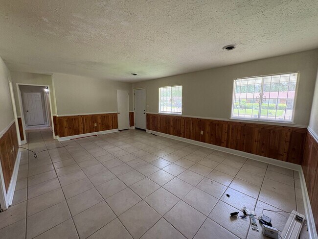 Building Photo - 3 Bed/1.5 Bath in Westland Plaza