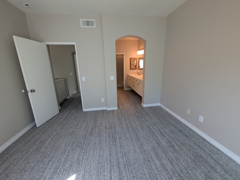 Building Photo - 211 Montana del Lago Dr