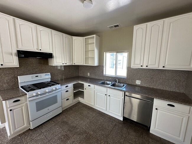 Building Photo - Rare 4BR Upstairs Gem – Light-Filled & Ove...