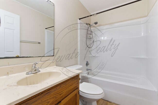 Building Photo - Spring Special: Charming 2 Bed / 1.5 Bath Townhouse in Cookeville