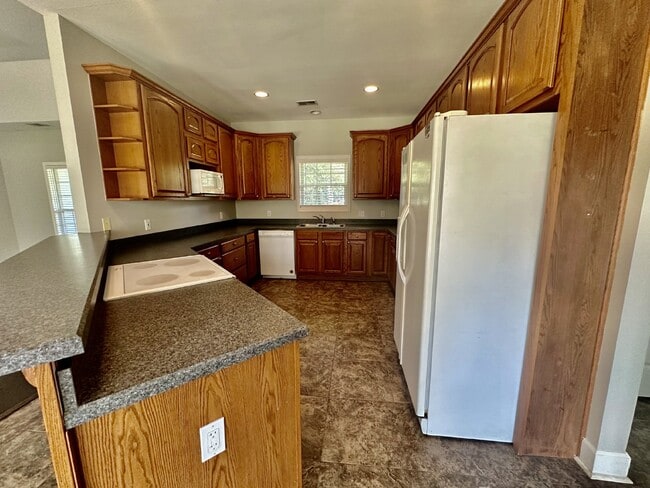 Building Photo - Spacious Home on a Large Lot in Grande Oaks!