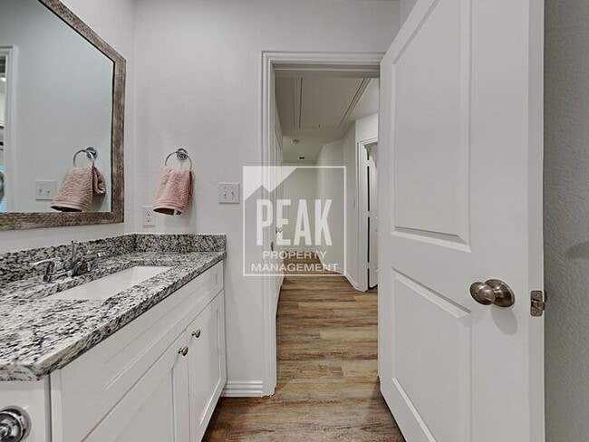 Building Photo - $1650 Beautiful 3 bed 3 bath townhome! Coming Early March!