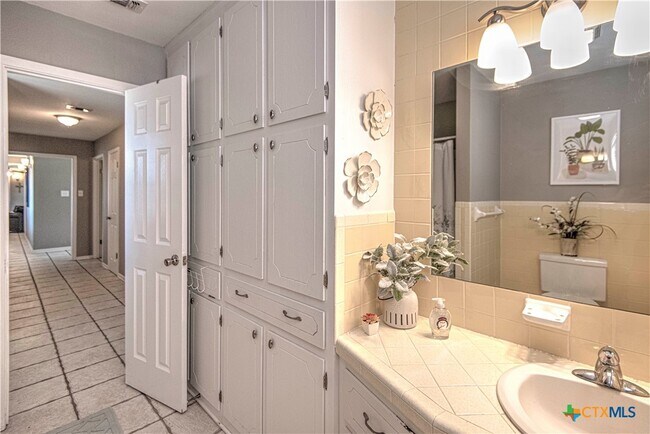 Building Photo - 1667 Primrose Trail