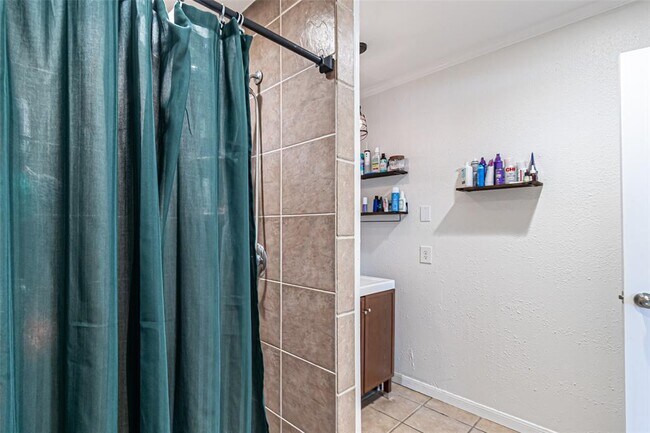 Building Photo - 5611 Winding Way Dr