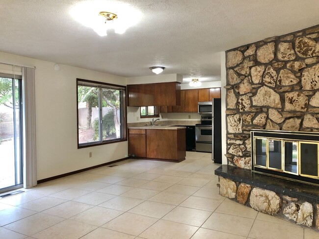 Building Photo - Home in Newberg near Chehalem Aquatic Cent...