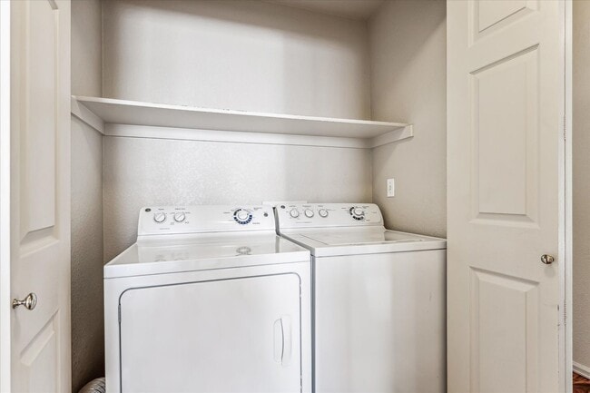 Building Photo - Evolve Real Estate: Meticulously Maintaine...