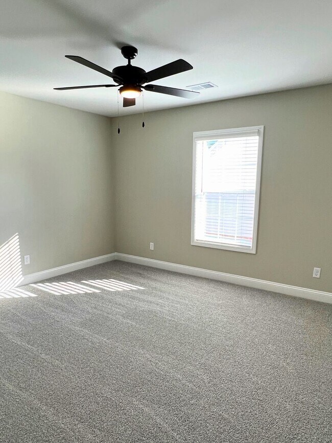 Building Photo - 3/2 fenced in yard & access to amenities!!