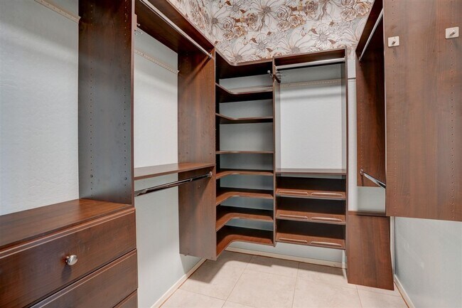 Building Photo - $300 off your move in costs. Now pets allowed! Beautiful 2 bed + den, 2 bath Home Located in Quai...