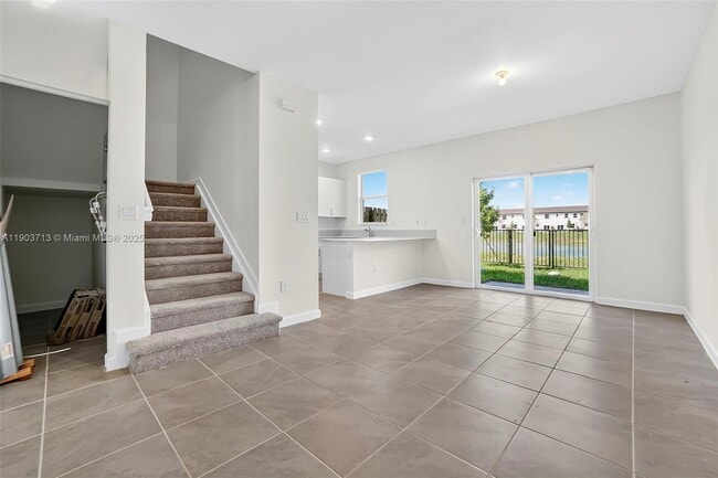 Building Photo - 2748 SE 26th Ave