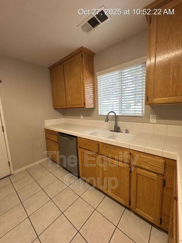 Building Photo - 2752 W Oriole Ave