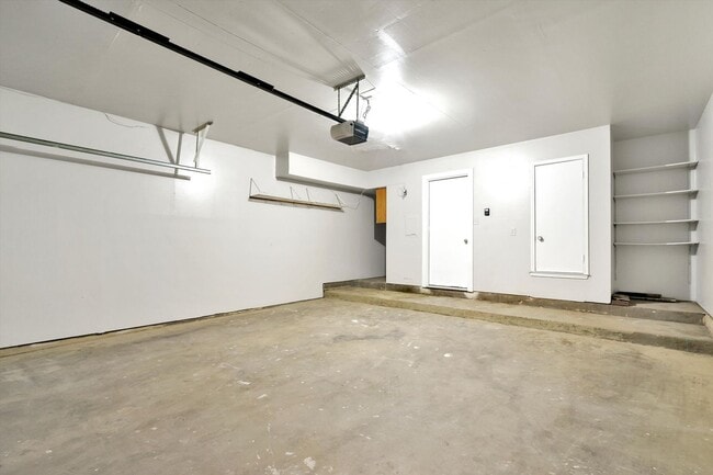 Building Photo - Lovely and Well maintained 2 bedroom & 2.5...