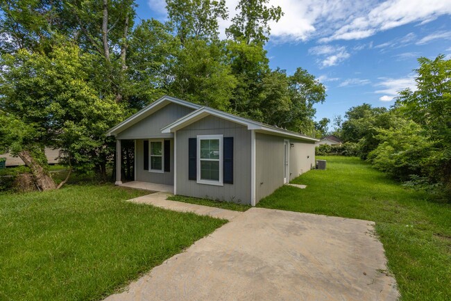 Building Photo - 3 Bed / 1 bath home in Beaumont! Move in r...