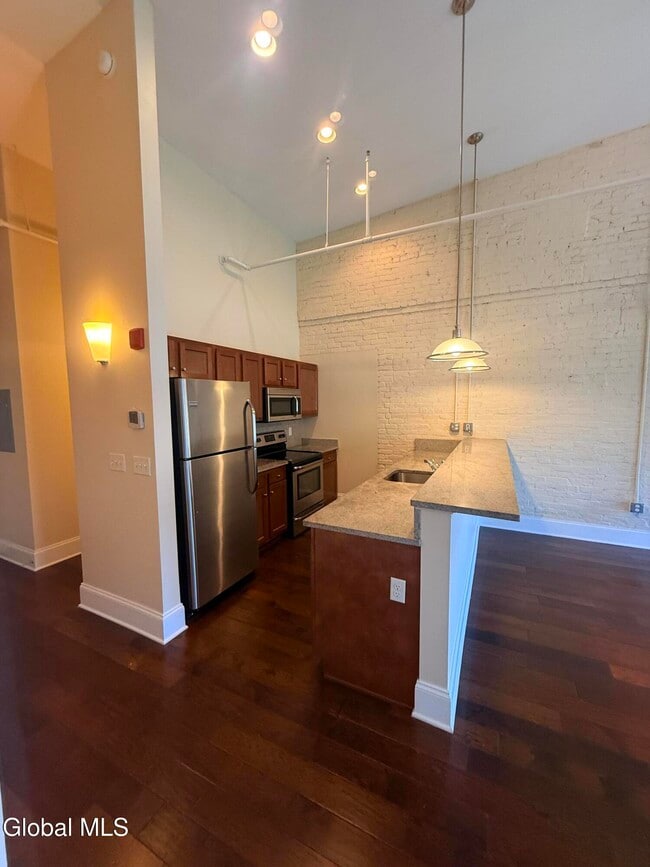 Building Photo - 275 River St