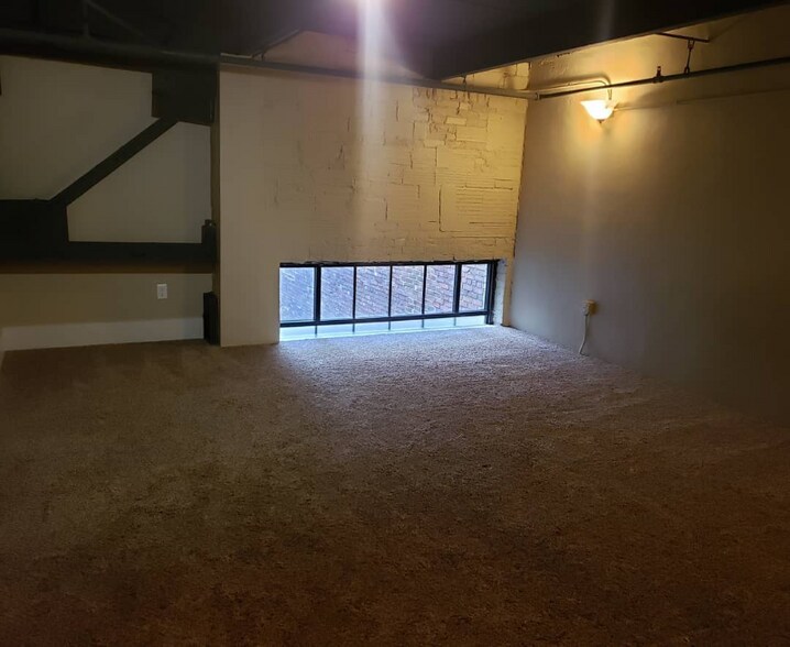 Building Photo - 411 Brady St